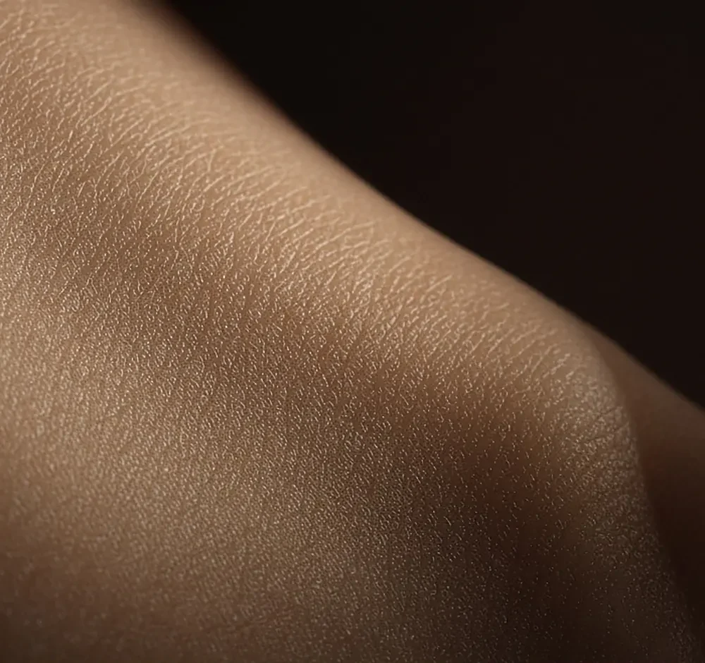 Textura de pele em close, fundo escuro